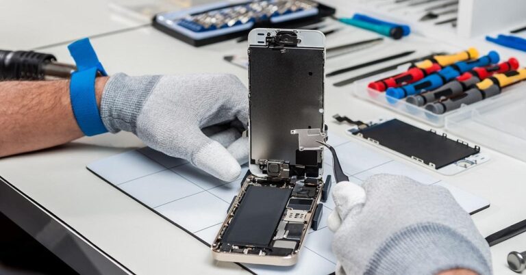 soporte técnico Apple reparando iPhone