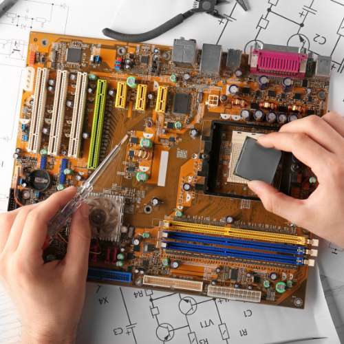 placa base con chip dañado en reparación