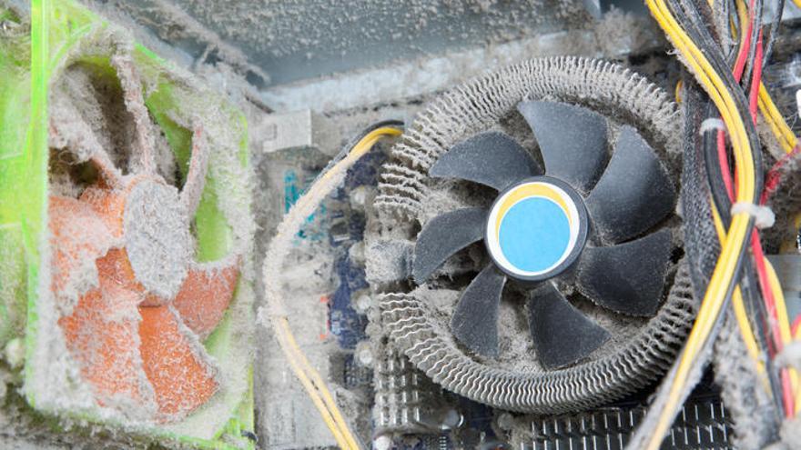 Interior de portátil con polvo en ventiladores