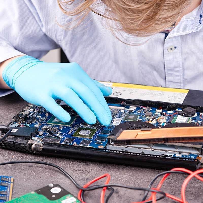 Técnico realizando mantenimiento y optimización en Windows 11