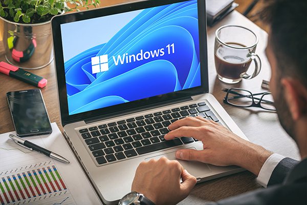 Usuario trabajando en un ordenador con Windows 11 actualizado