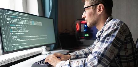 Programador trabajando con varios lenguajes de programación